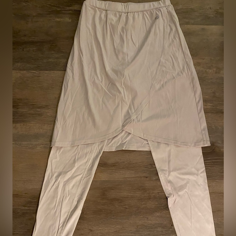 Woman’s Cream athletic skirt